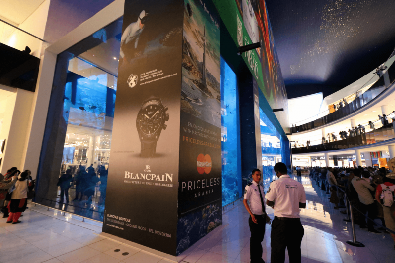 Dubai Mall Aquarium, Dubai Mall, Dubai, United Arab Emirates, UAE, Luxury, Luxury travel, World Travel Adventurers, WorldTravelAdventurers, Shopping, Dubai Mall, World's Largest mall, aquarium, Dubai Aquarium