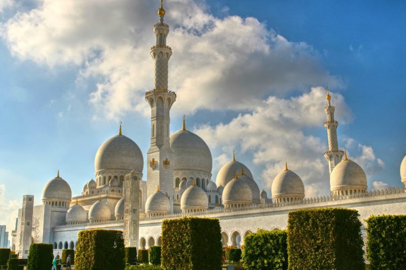 Sheikh Zayed Grand Mosque, Abu Dhabi, United Arab Emirates, UAE, architecture, art, world travel adventurers, WorldTravelAdventurers, luxury travel, luxury, prayer hall, arcades, garden