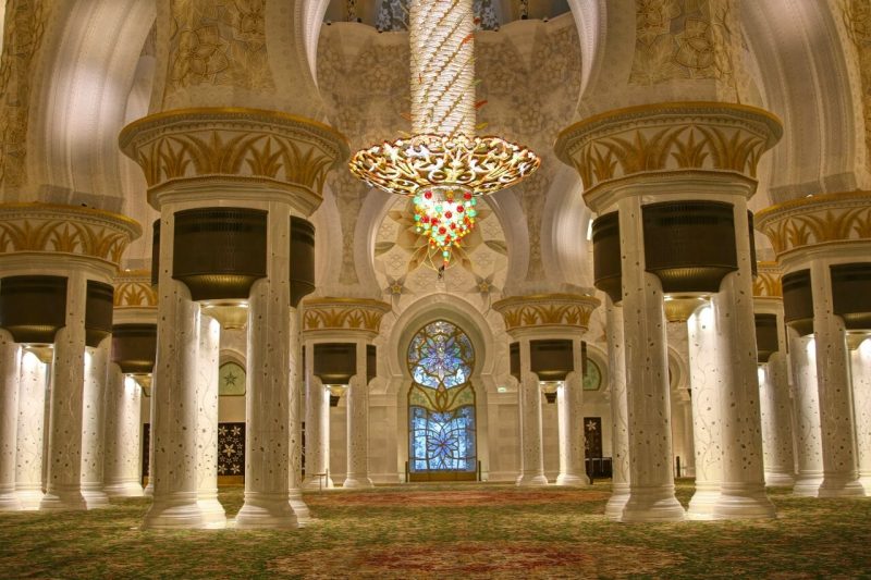 Sheikh Zayed Grand Mosque, Abu Dhabi, United Arab Emirates, UAE, architecture, art, world travel adventurers, WorldTravelAdventurers, luxury travel, luxury, prayer hall, chandelier, pillars