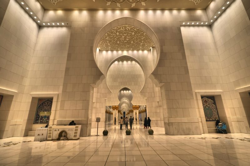 Sheikh Zayed Grand Mosque, Abu Dhabi, United Arab Emirates, UAE, architecture, art, world travel adventurers, WorldTravelAdventurers, luxury travel, luxury, prayer hall, arches